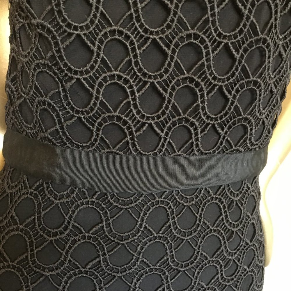 ᑕYᑎTᕼIᗩ ᖇOᗯᒪEY Sleeveless Lace-Mesh-Overlay Midi Dress - Picture 5 of 12